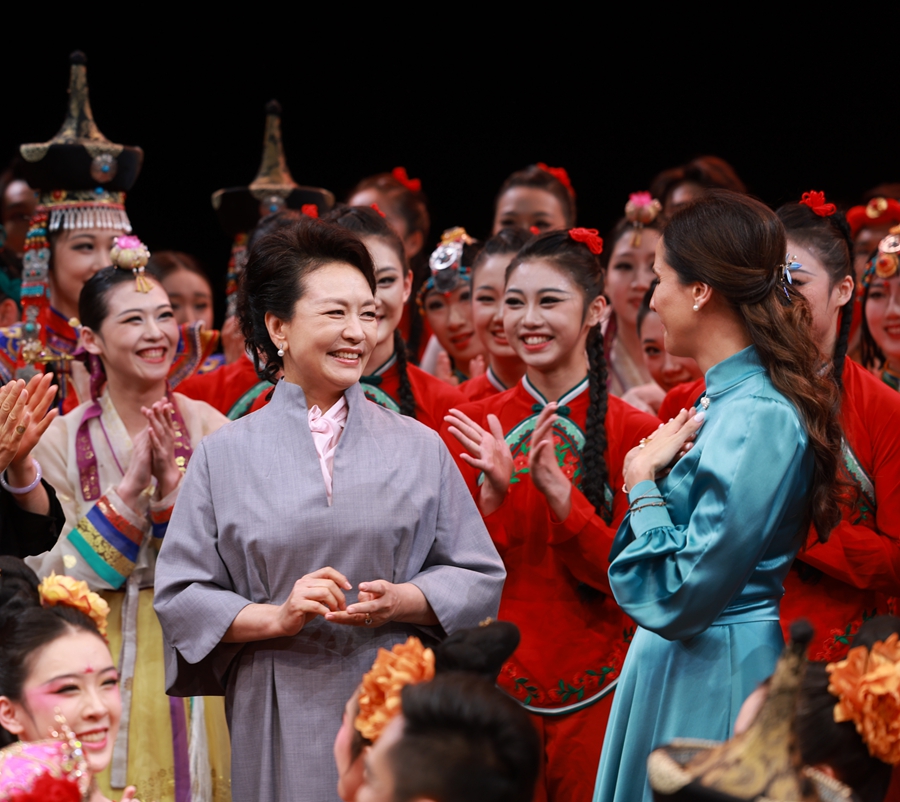 图片[3]-彭丽媛同塞尔维亚总统夫人塔玛拉参观北京舞蹈学院-华闻时空
