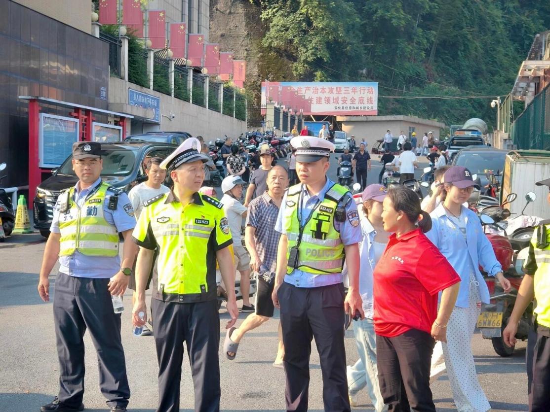 湖南安化公安交警圆满完成2026年龙舟赛事安保工作(图1)