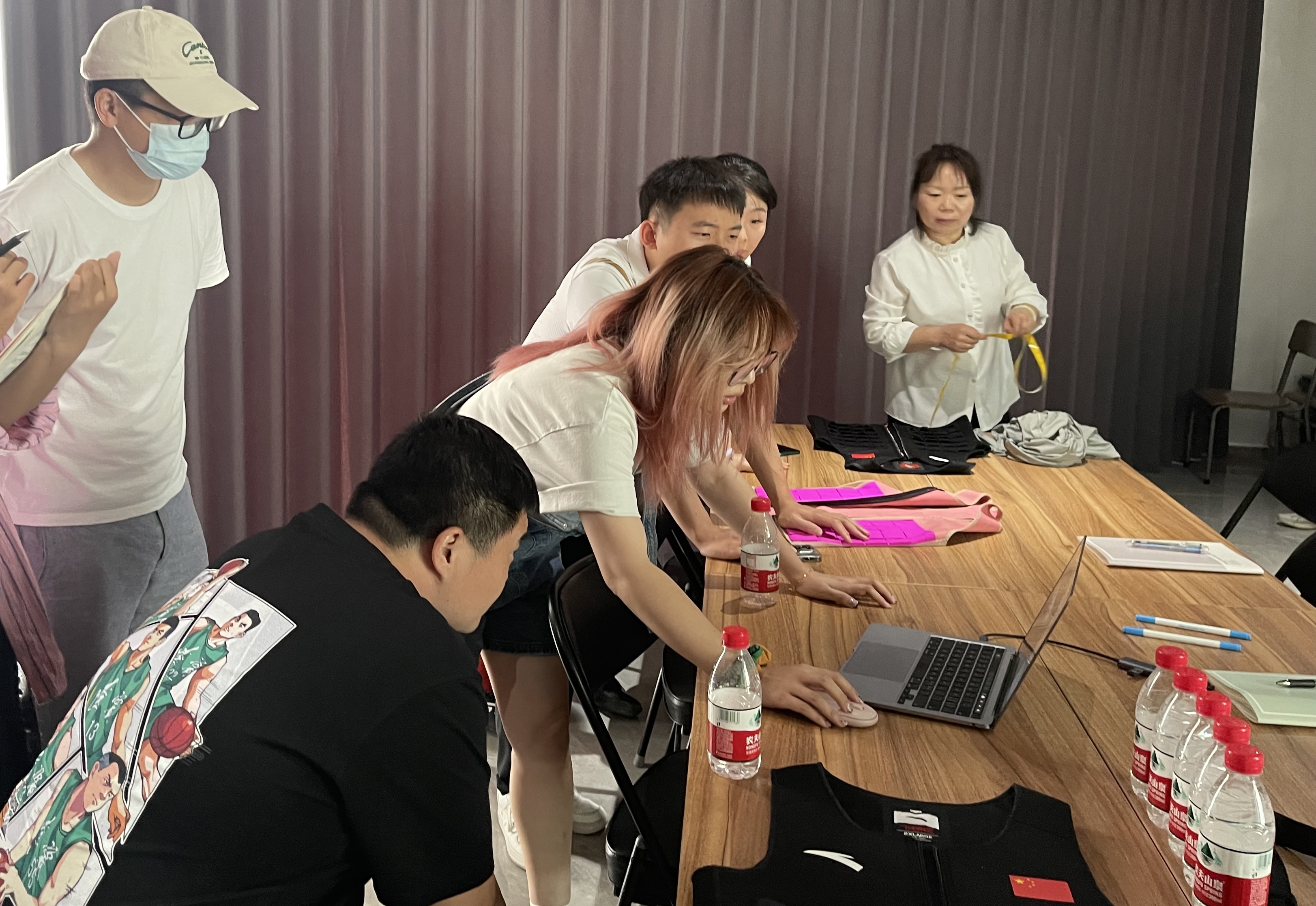 北京高校助力推进教育科技人才一体发展特别报道北京服装学院2：匠心造战衣科技助冬奥(图1)