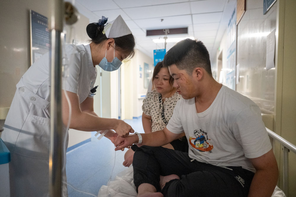 中国医学科学院苏凯邱斌刘文胜刘杰黄牛挂号电话快速响应 众志成城——湖北黄冈龙卷风灾害救援安置一线直击