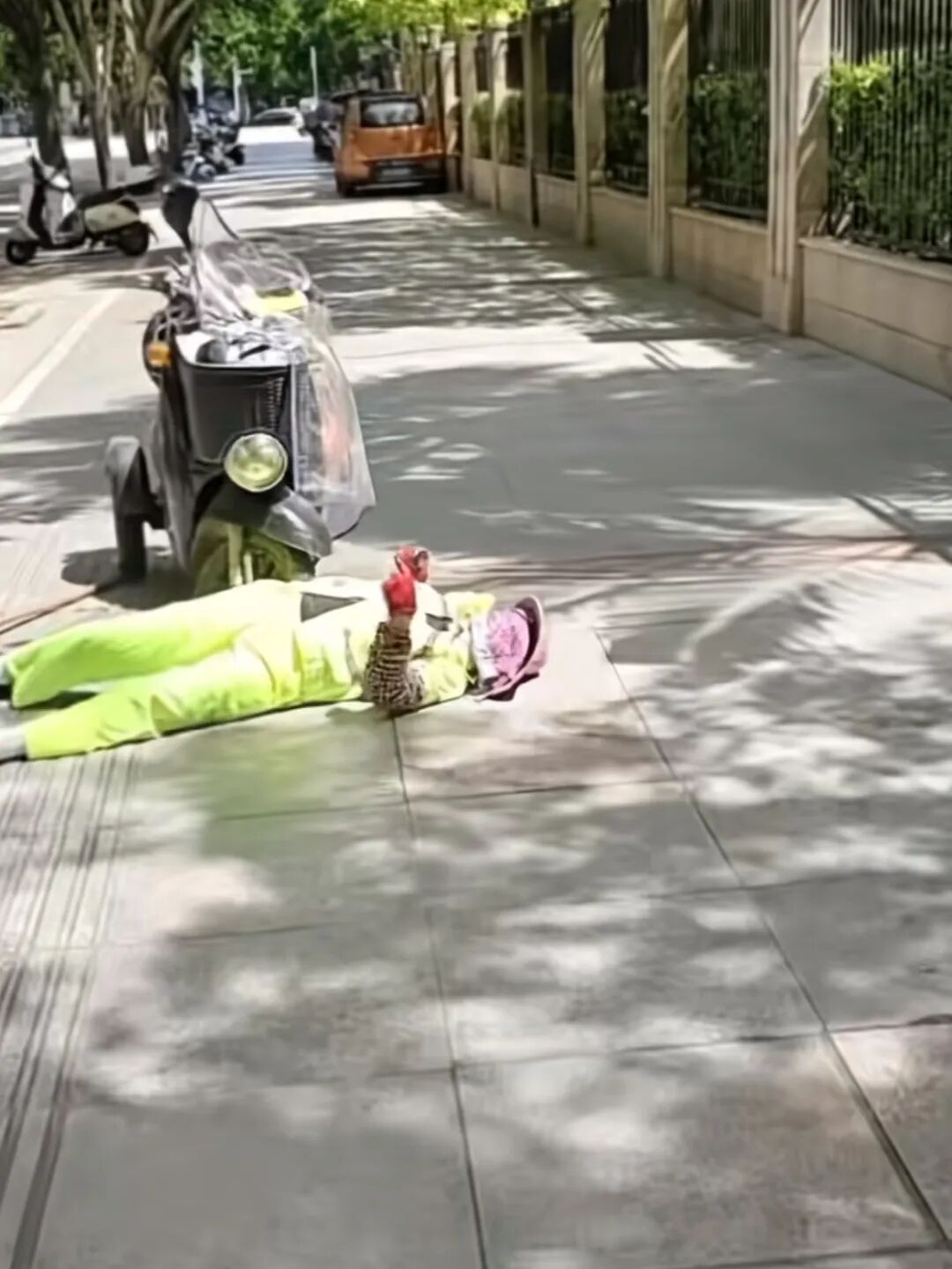 重庆市医院易国祥医生黄牛预约代挂号电话福州一小伙中午遇到环卫工人倒地抽搐,喂服藿香正气水助其缓过来,当地回应:已调整环卫作业时间,其他情况将反馈给相关科室