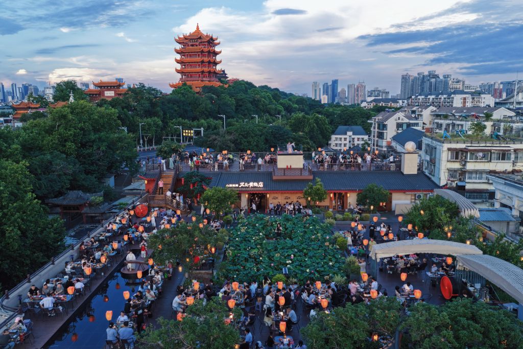 中国中医科学院西苑医院李亚俐医生黄牛预约代挂号电话一只小龙虾烹出夏日好滋味——湖北以“虾”为媒激活夜间消费新场景