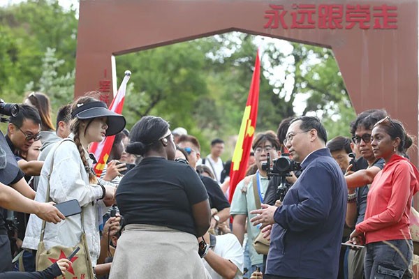 307医院黄牛号贩子票贩子代网上预约代挂号电话“同走长征路”国际传播工程中外采访团抵达延安