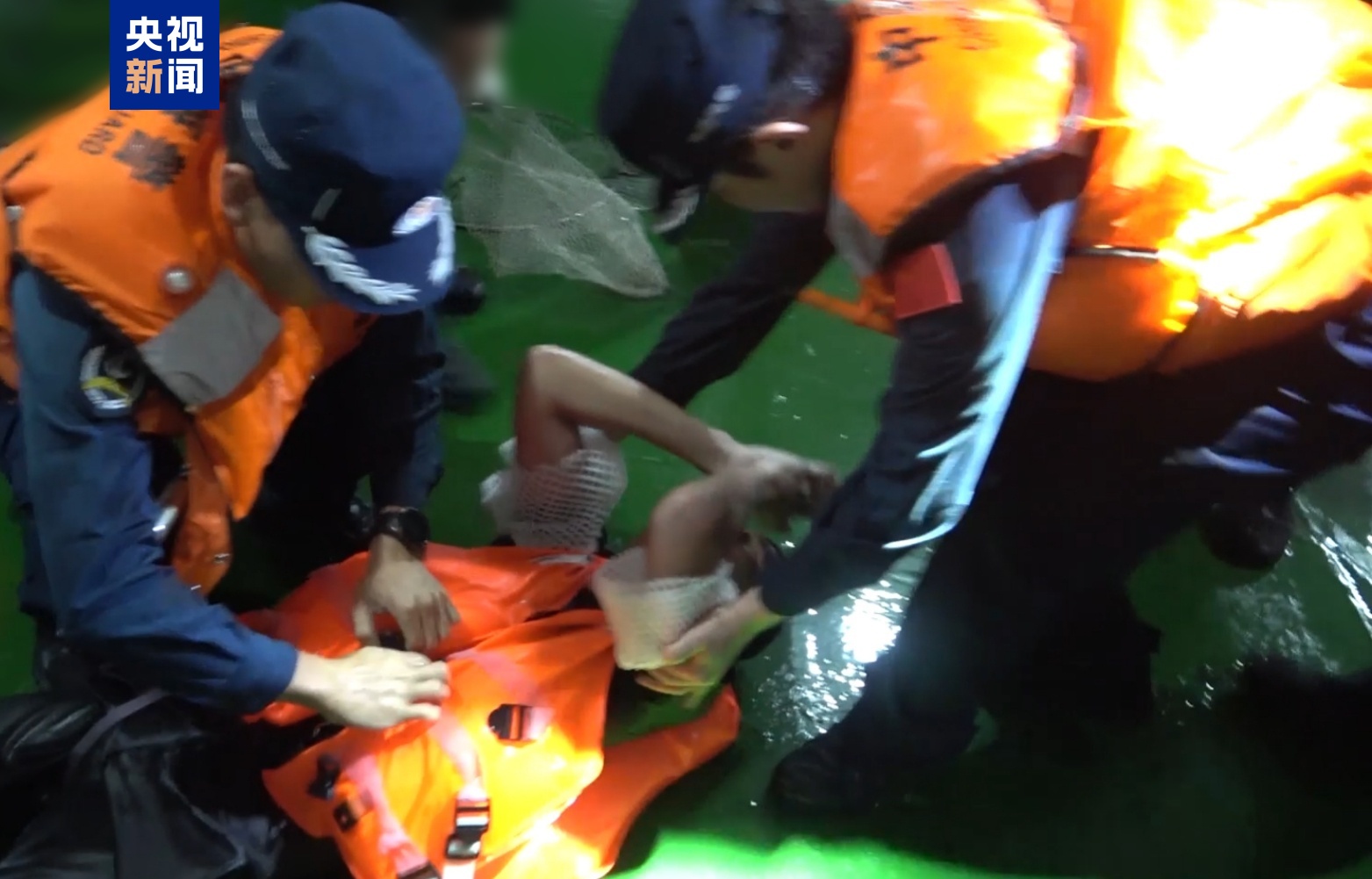 上海市第六人民医院张长青医生黄牛预约代挂号电话再救起2人 中方已成功救援47名越南遇险船员
