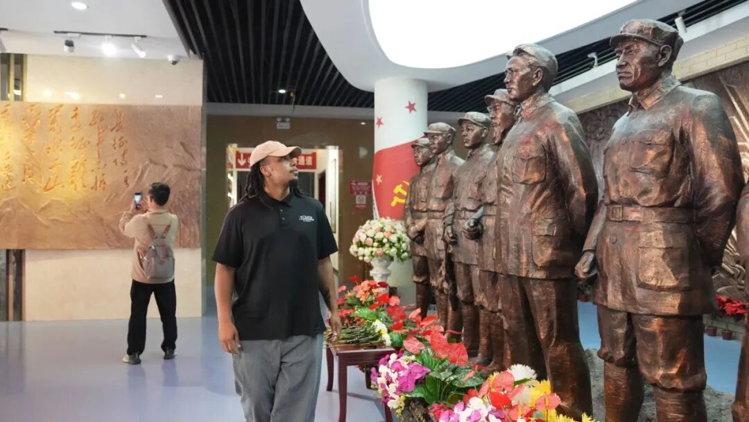 
重庆医科大学附属第二医院张觇宇医生黄牛预约代挂号电话美国“小哥”10年两度重走长征路：长征精神是中国献给全人类的财富