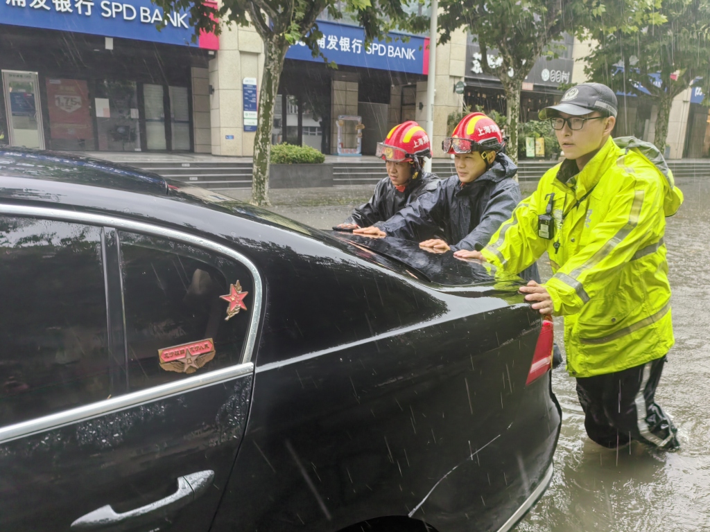 南京市口腔医院杨国旺胡凤山赵文景高彦彬黄牛挂号电话台风天,他们为一座城步履不停