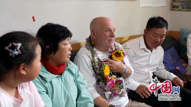 “赛考斯”心愿达成：重返毛乌素，与殷玉珍一起种下新树