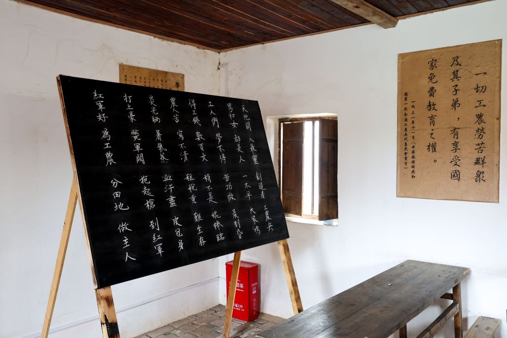 
中国医学科学院刘文胜医生黄牛预约代挂号电话今天，我们共同缅怀这位长征路上的“教书先生”