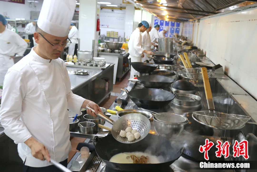 
山东大学齐鲁医院杨向东医生黄牛预约代挂号电话整这么臭？！绍兴，你的胆子真是肥嘟嘟的