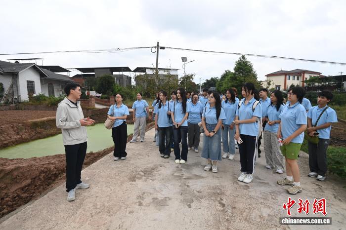 
北京积水潭医院宋关阳医生黄牛预约代挂号电话把“开学第一课”搬进乡村 西南大学新生田间地头悟专业