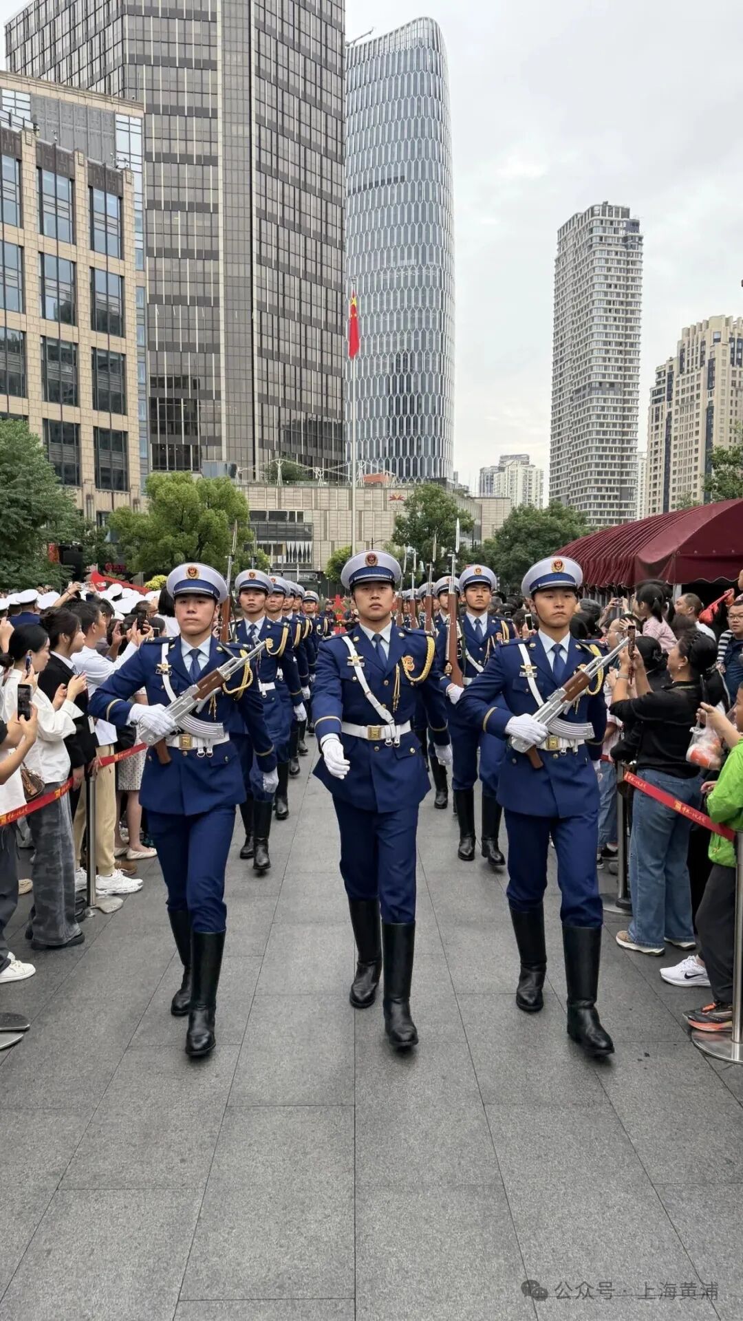 广州医科大学附属脑科医院陆小兵医生黄牛预约代挂号电话兴业路上,今早人山人海!