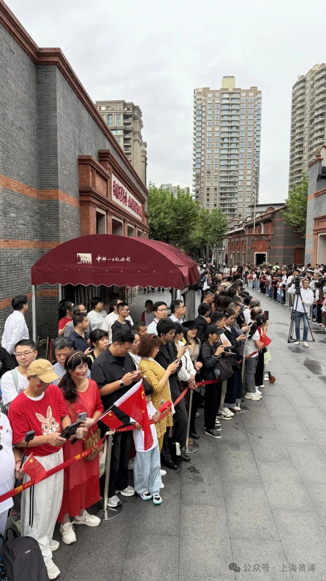 广州医科大学附属脑科医院陆小兵医生黄牛预约代挂号电话兴业路上,今早人山人海!