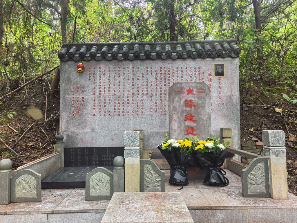 
上海复旦大学附属华山医院周丽诺医生黄牛预约代挂号电话赓续长征精神 奋进复兴征程丨特写：军史里的布衣英雄