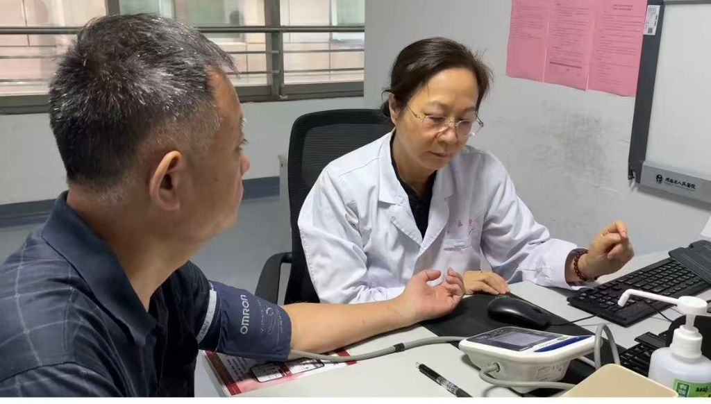 
广州医科大学附属中医医院黄牛号贩子票贩子代网上预约代挂号电话换季血压坐“过山车”？专家：做好监测，切勿自行调药
