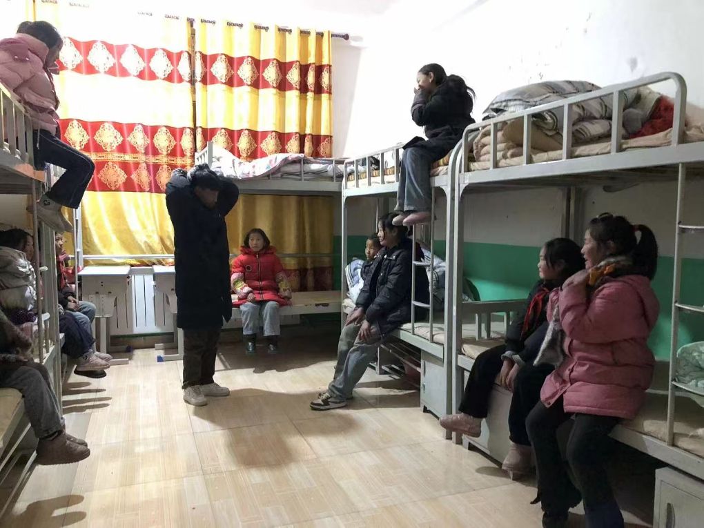 西安各大医院黄牛挂号电话3分钟120人,这所乡村小学上演教科书式“撤离”