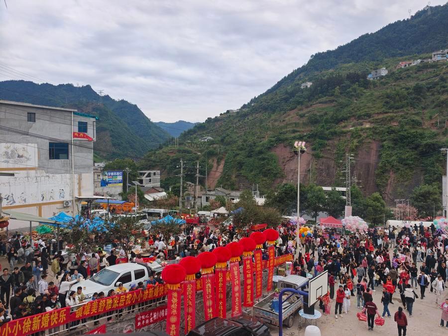 
中南大学湘雅二医院高洁生医生黄牛预约代挂号电话一场汇聚陌生人善意的婚礼，温暖了乌蒙山