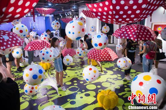 L&apos;exposition des chefs-d&apos;œuvre de Yayoi Kusama anime la ville de Fuzhou