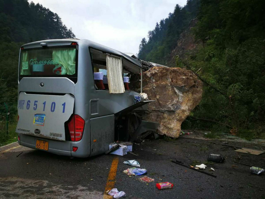 Sichuan : des véhicules fortement endommagés après un séisme de magnitude 7,0