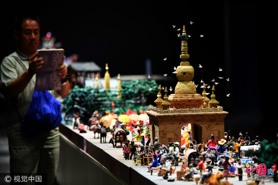Exposition de la grande maquette de « La route du thé et des chevaux » à Kunming