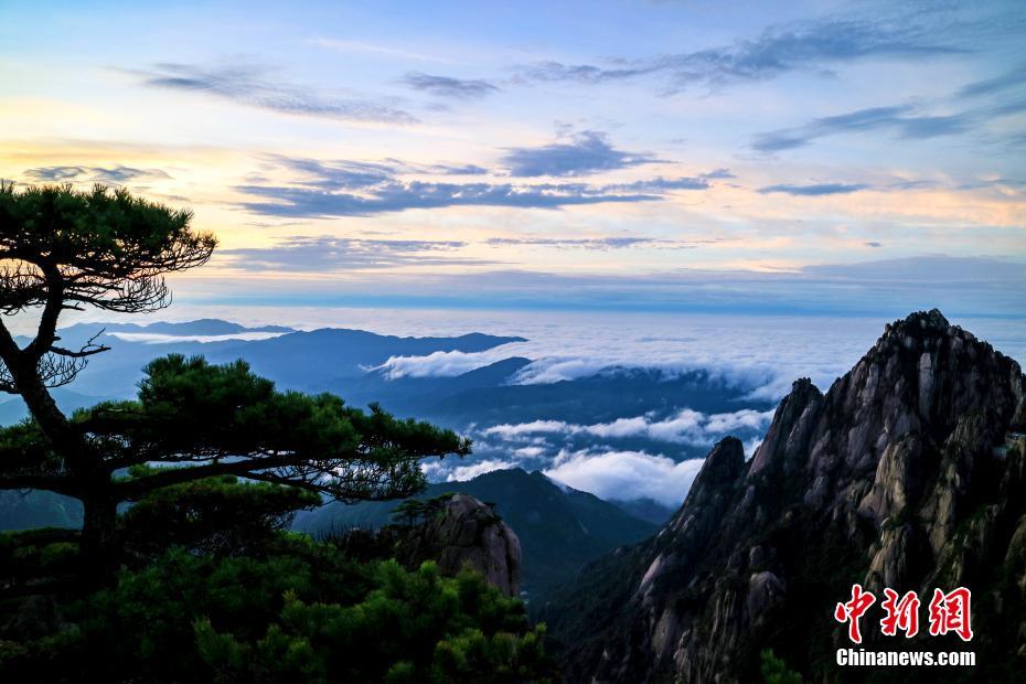 Sublimes photos du lever de soleil au sommet du mont Huangshan