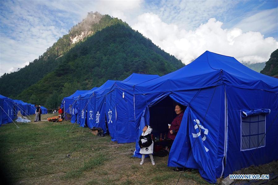 Après le séisme du Sichuan, les sinistrés s&apos;installent dans des tentes