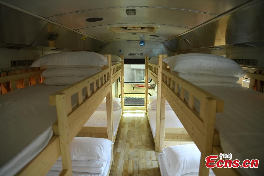Des bus scolaires sont transformés en gîte à Chongqing