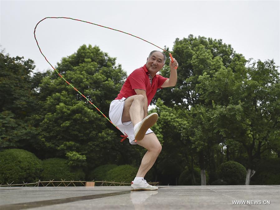 Un enseignant d&apos;EPS à la retraite crée plus de 100 techniques de corde à sauter