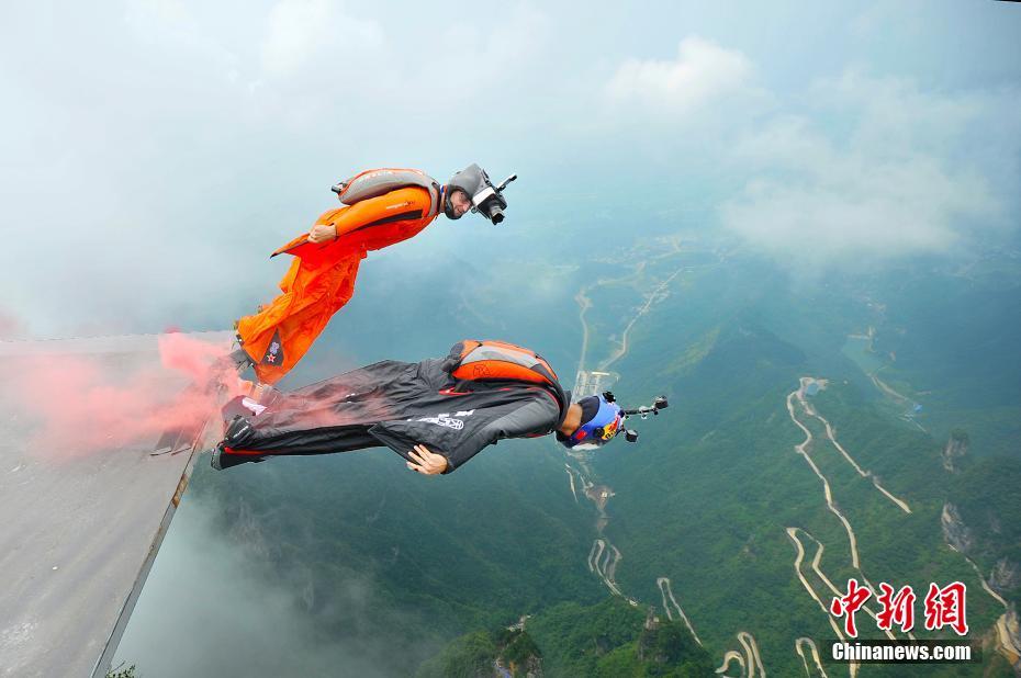 Un homme en wingsuit réussi pour la première fois à atteindre une cible en mouvement en Chine
