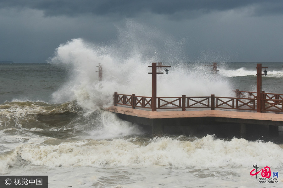 Photos : le typhon Hato touche des côtes sud-est de la Chine