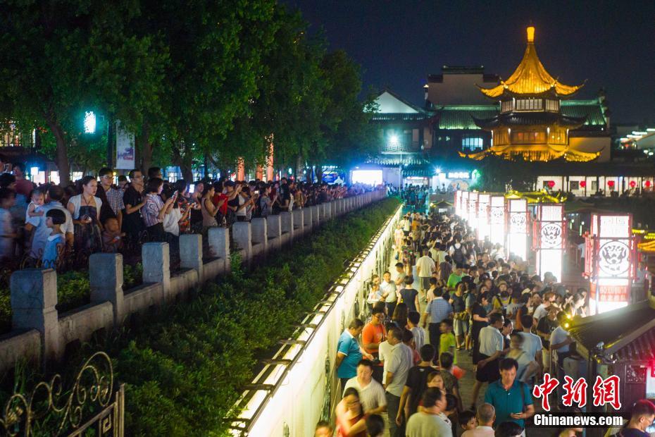 Nanjing : des milliers de touristes viennent faire du bateau sur la rivière Qinhuai