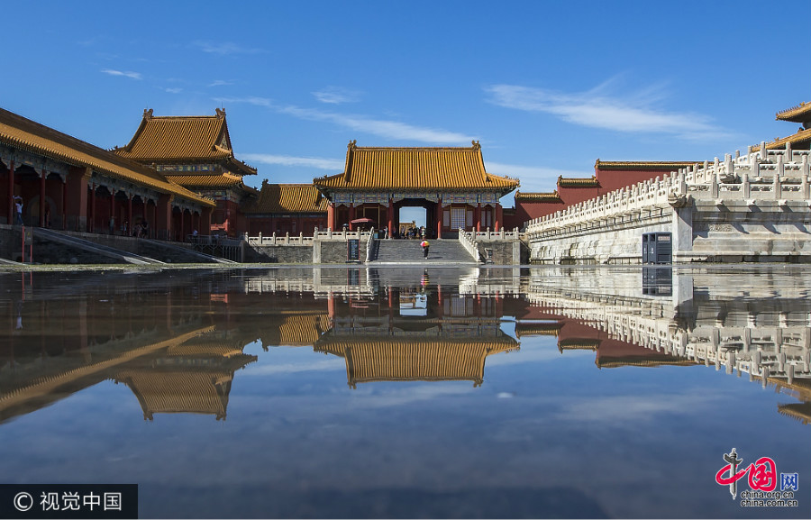 Photo prise le 23 août à Beijing, montrant la Cité interdite et son reflet dans des flaques d'eau après la pluie.