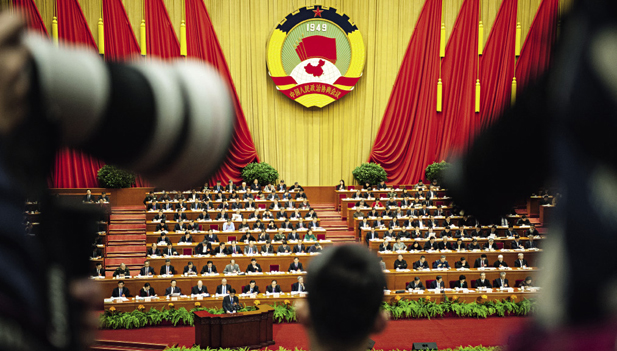 Des membres de la CCPPC participant à la deuxième séance pléniaire de  la cinquième session du 12e comité national de la CCPPC à Beijing, le 9 mars 2017.