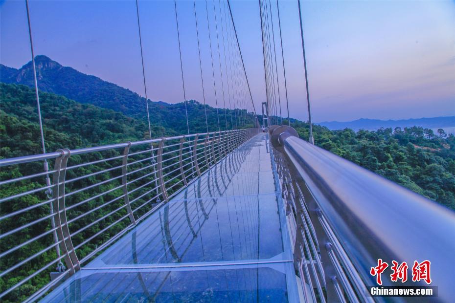 Guangdong : ouverture d'un grand pont suspendu en verre