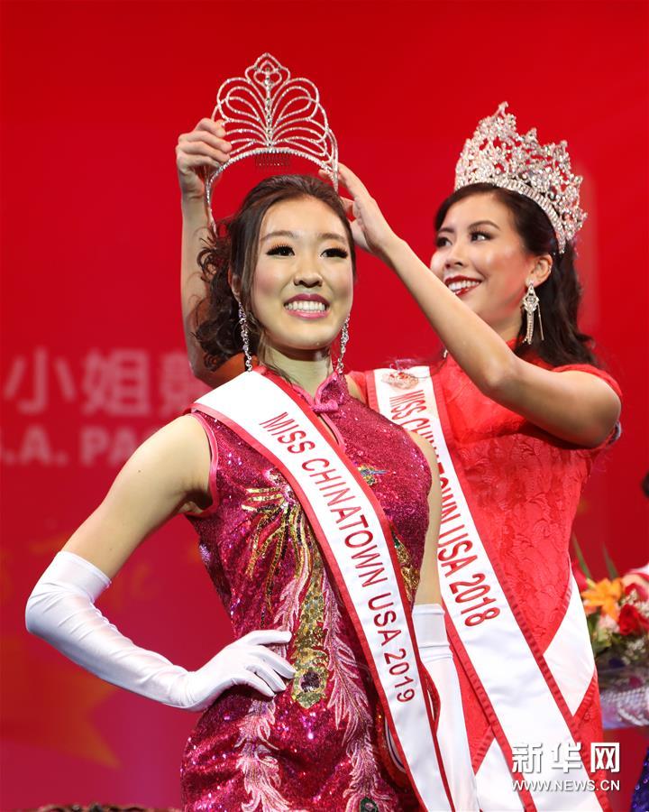 Tenue de la finale du concours de beauté Miss Chinatown USA à San Francisco