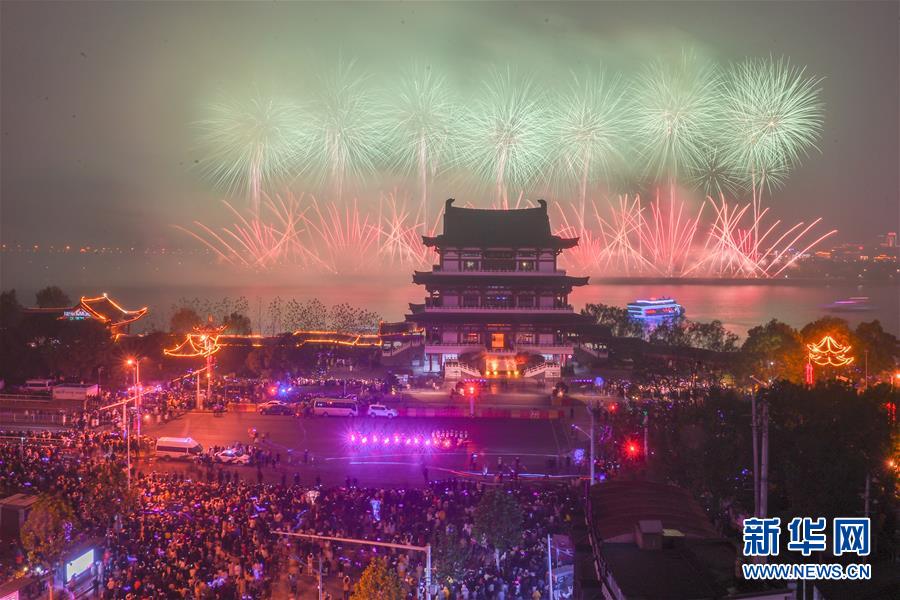 Hunan : les feux d'artifice du Nouvel An à Juzizhou