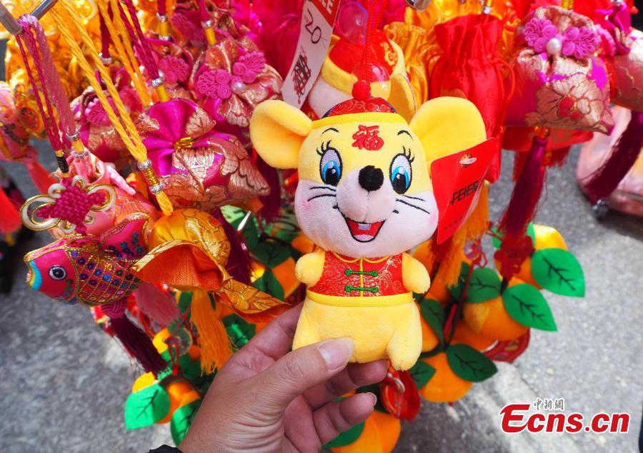 De La Nourriture Aux Decorations Hong Kong Se Prepare Pour Le Nouvel An Lunaire