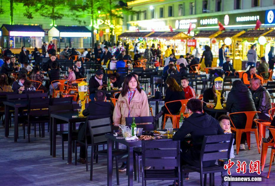 乌鲁木齐野马时光夜市图片