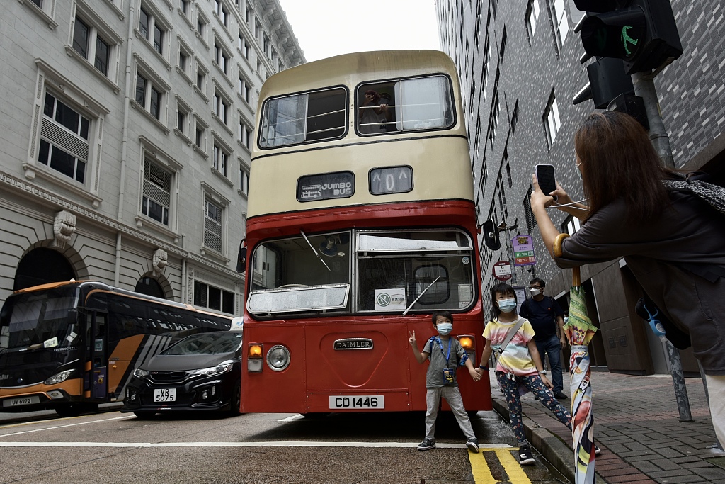 un bus jumbo retiré du service fait la navette dans les rues de