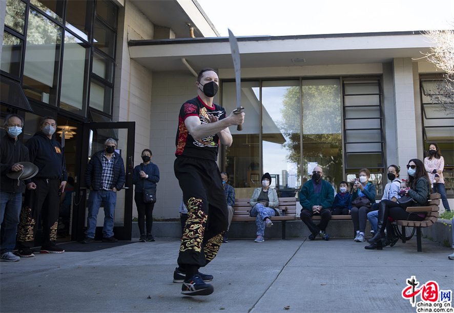 San Francisco organise des spectacles de danse du lion et d'arts
