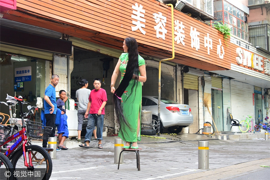 Seit 25 Jahren Nicht Mehr Beim Friseur 1 93 Meter Lange Haarpracht China Org Cn