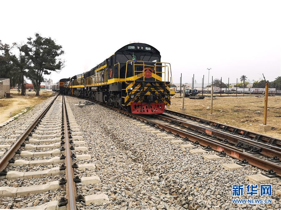 Chinesisch gebaute Eisenbahn verläuft quer durch