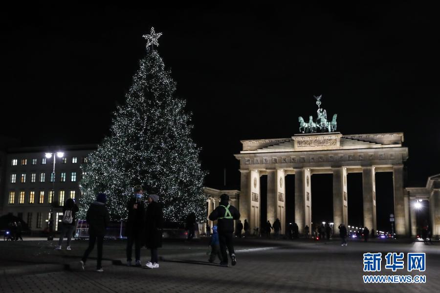 Weihnachtsbaum Am Brandenburger Tor In Berlin Leuchtet China Org Cn