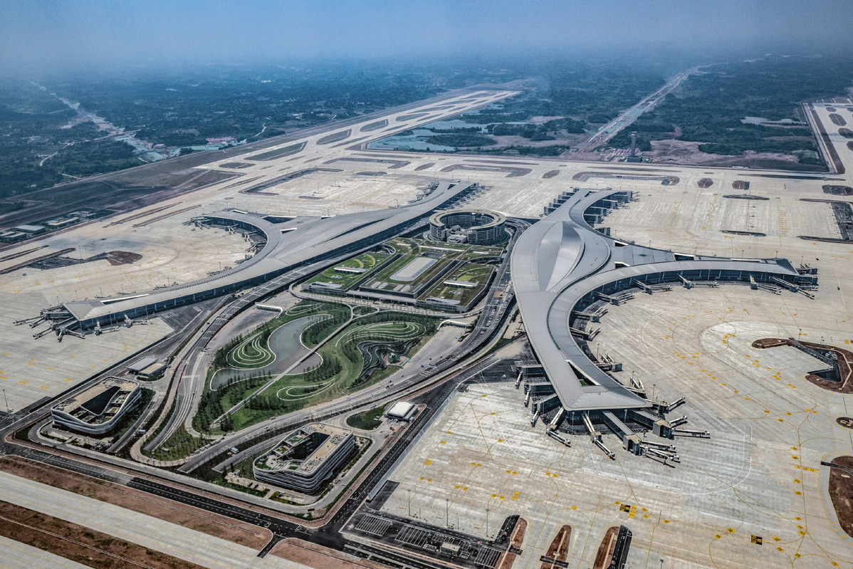 Neuer Flughafen in Chinas Chengdu funktioniert