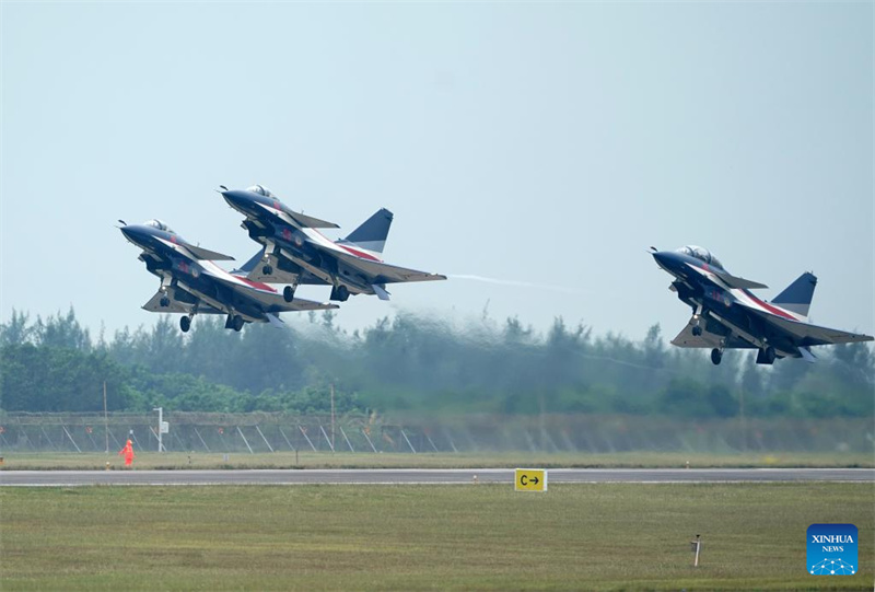 Chinesische Luftwaffe zeigt neue Jets auf der Airshow