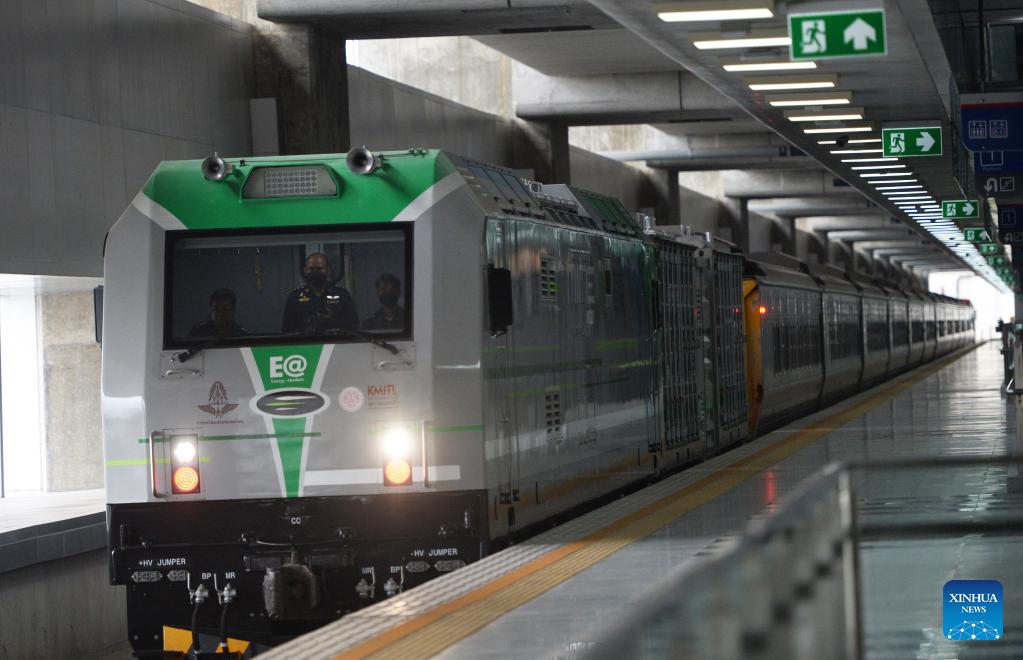 Batteriebetriebene Lokomotive aus chinesischer Produktion in Thailand ...