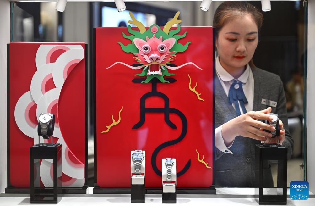 Haikou Dekorationen Und Produkte Mit Drachenmotiven In Den Duty Free