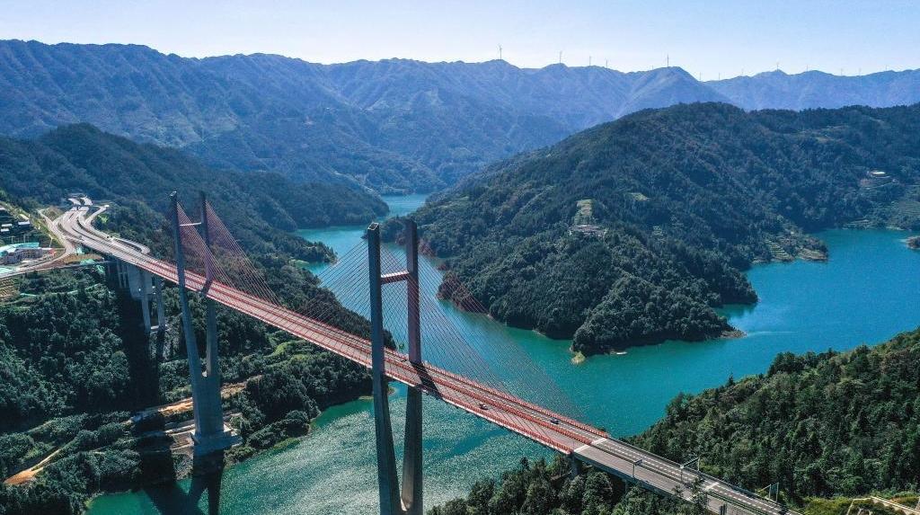 Jianhe-Liping-Schnellstraße Im Südwesten Chinas Für Den Verkehr ...