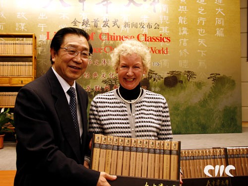 《大中华文库》工作委员会主任、中国出版集团总裁杨牧之向外国大使馆赠书