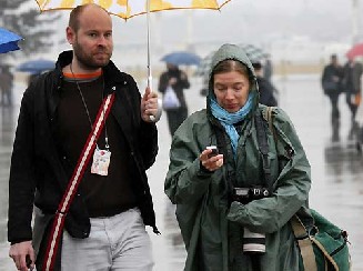 冒雨前行的外国记者