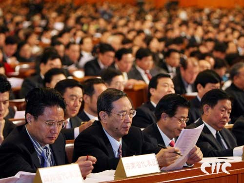 十届全国人大五次会议第二次全体会议在北京人民大会堂举行